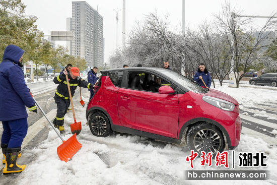黄石消防“铲雪除冰”突击队成员帮助受困车辆脱困 黄石消防“铲雪除冰”突击队成员帮助受困车辆脱困